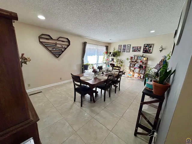 $214,900 | 924 East South Avenue, Emporia, KS 66801