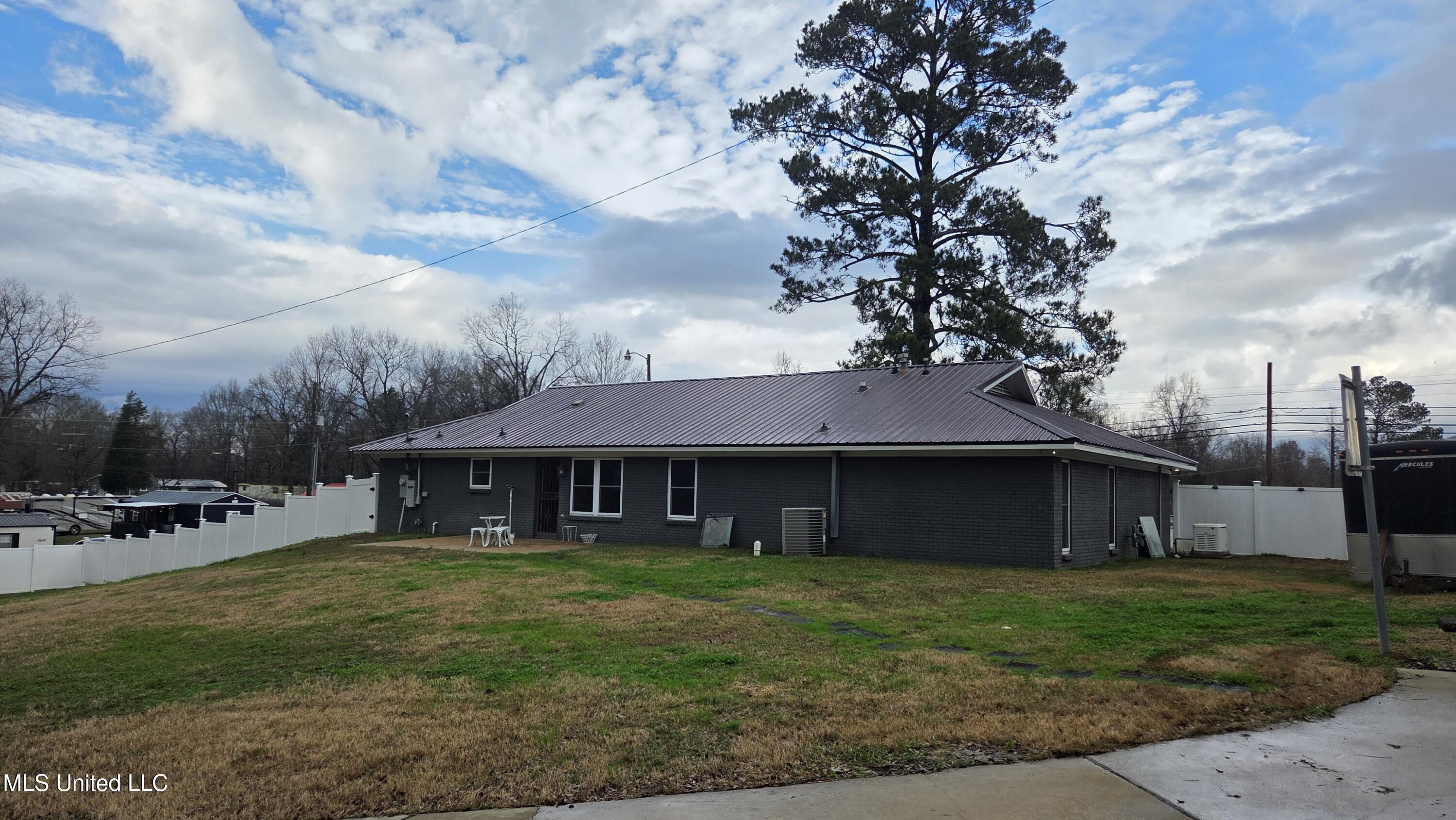 419 Vicksburg Street Edwards, MS 39066 - Photo 27 of 33 20260110_143946 (002)