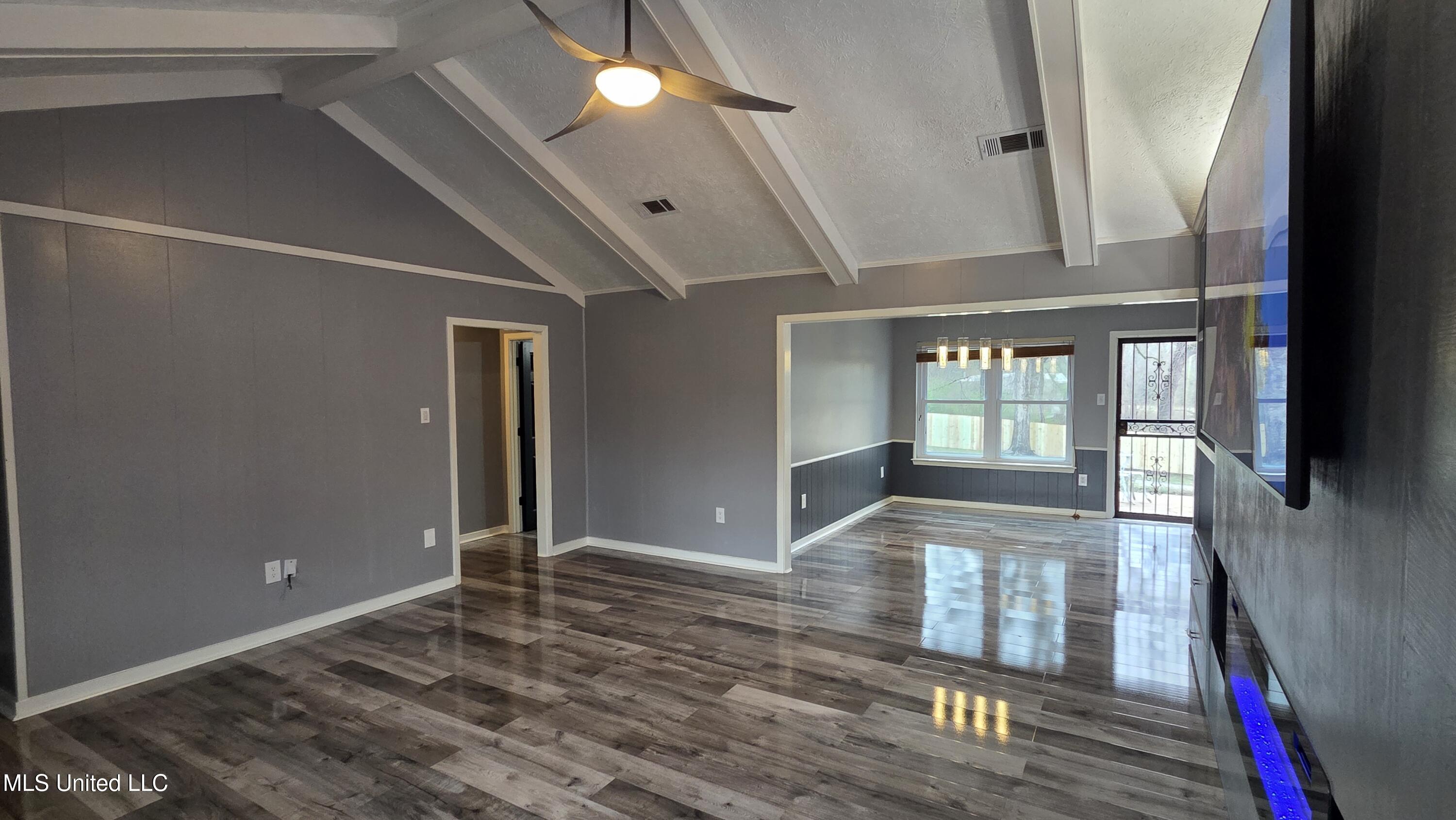 419 Vicksburg Street Edwards, MS 39066 - Photo 9 of 33 Living Room 2