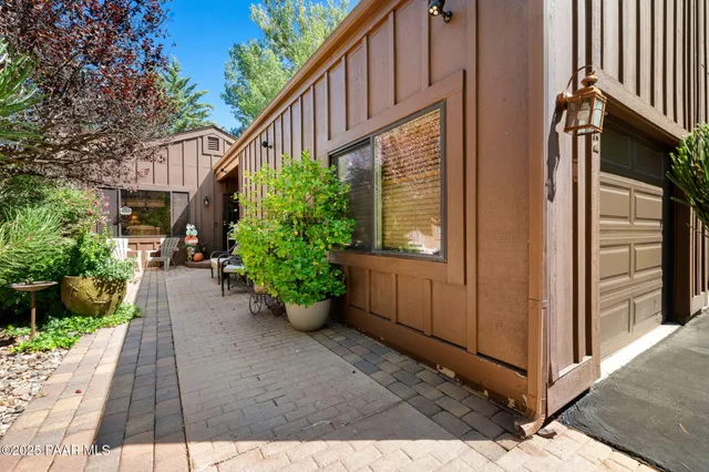 a view of a back yard