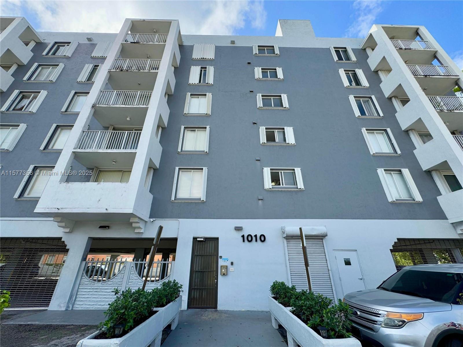 1010 Northwest 11th Street, Unit 601 Miami, FL 33136 - Photo 22 of 35 a front view of a building