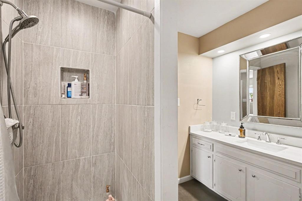 5009 River Ridge Road Arlington, TX 76017 - Photo 22 of 28 a bathroom with a sink and a mirror