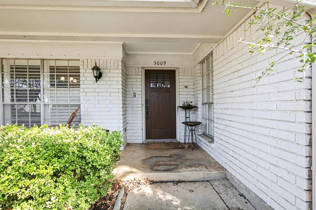 5009 River Ridge Road Arlington, TX 76017 - Photo 5 of 28 a view of a pathway with a house
