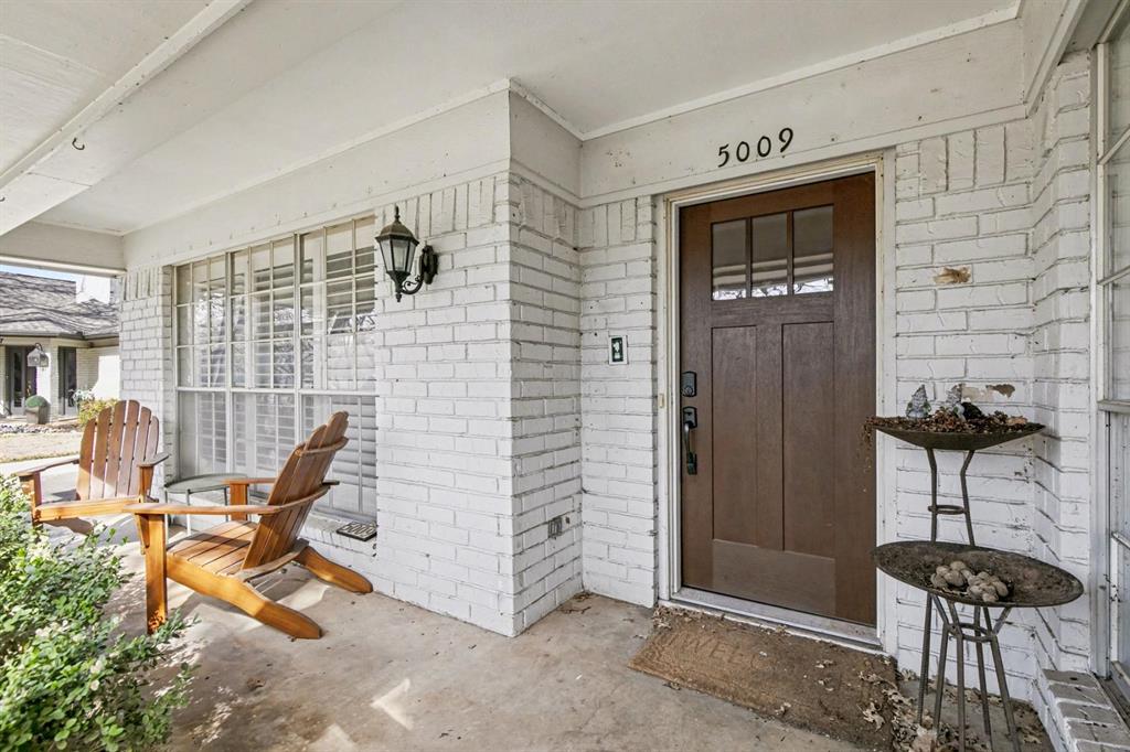 5009 River Ridge Road Arlington, TX 76017 - Photo 6 of 28 a view of a entryway with seating space