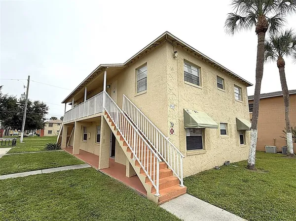 a view of a house with backyard