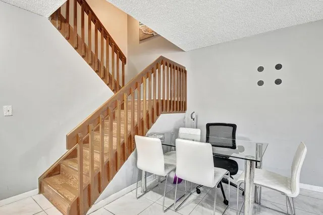 a view of livingroom with furniture