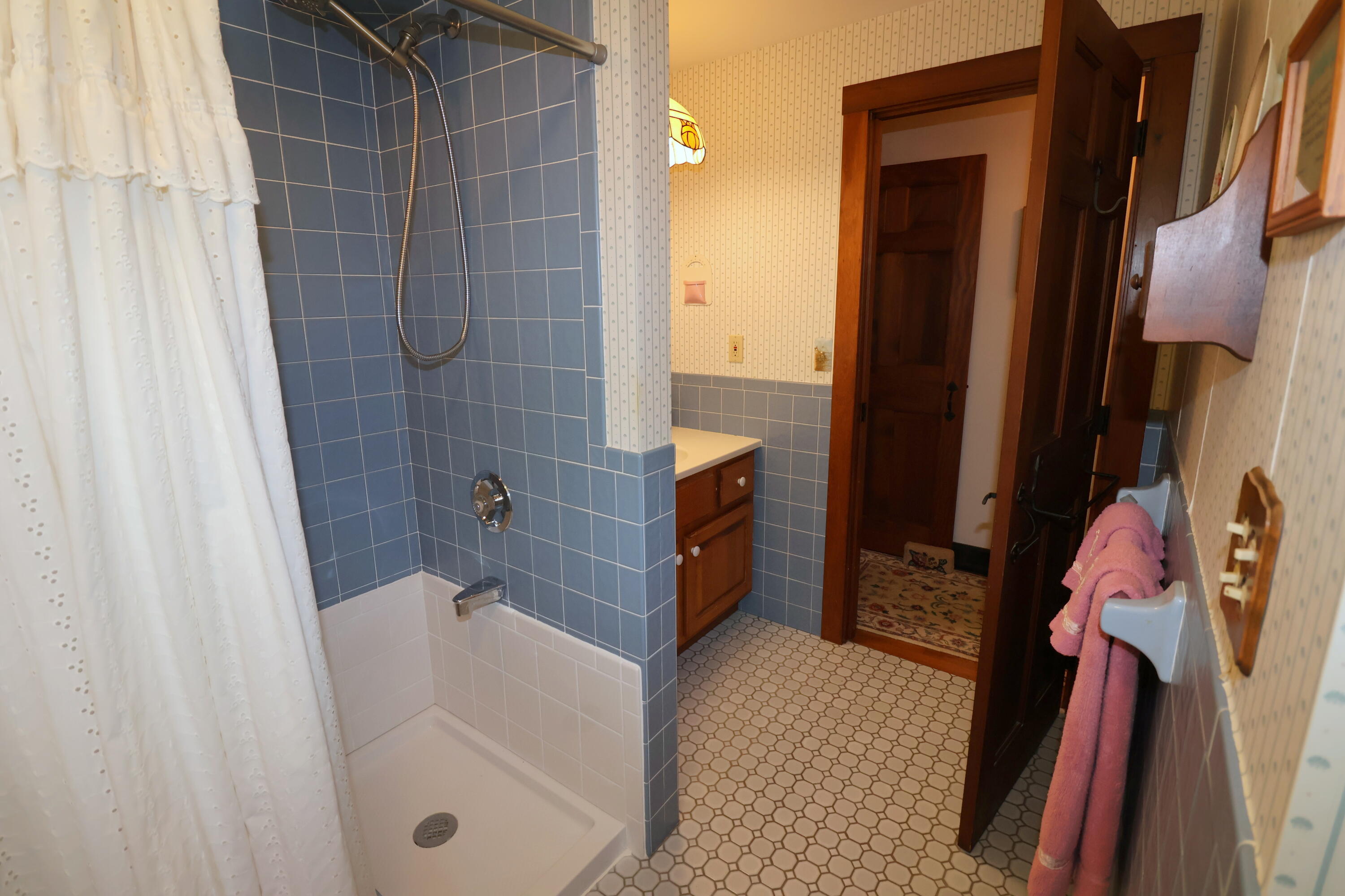 42 Robbins Circle Dennis, MA 02638 - Photo 20 of 46 a bathroom with a tub a sink and a large mirror