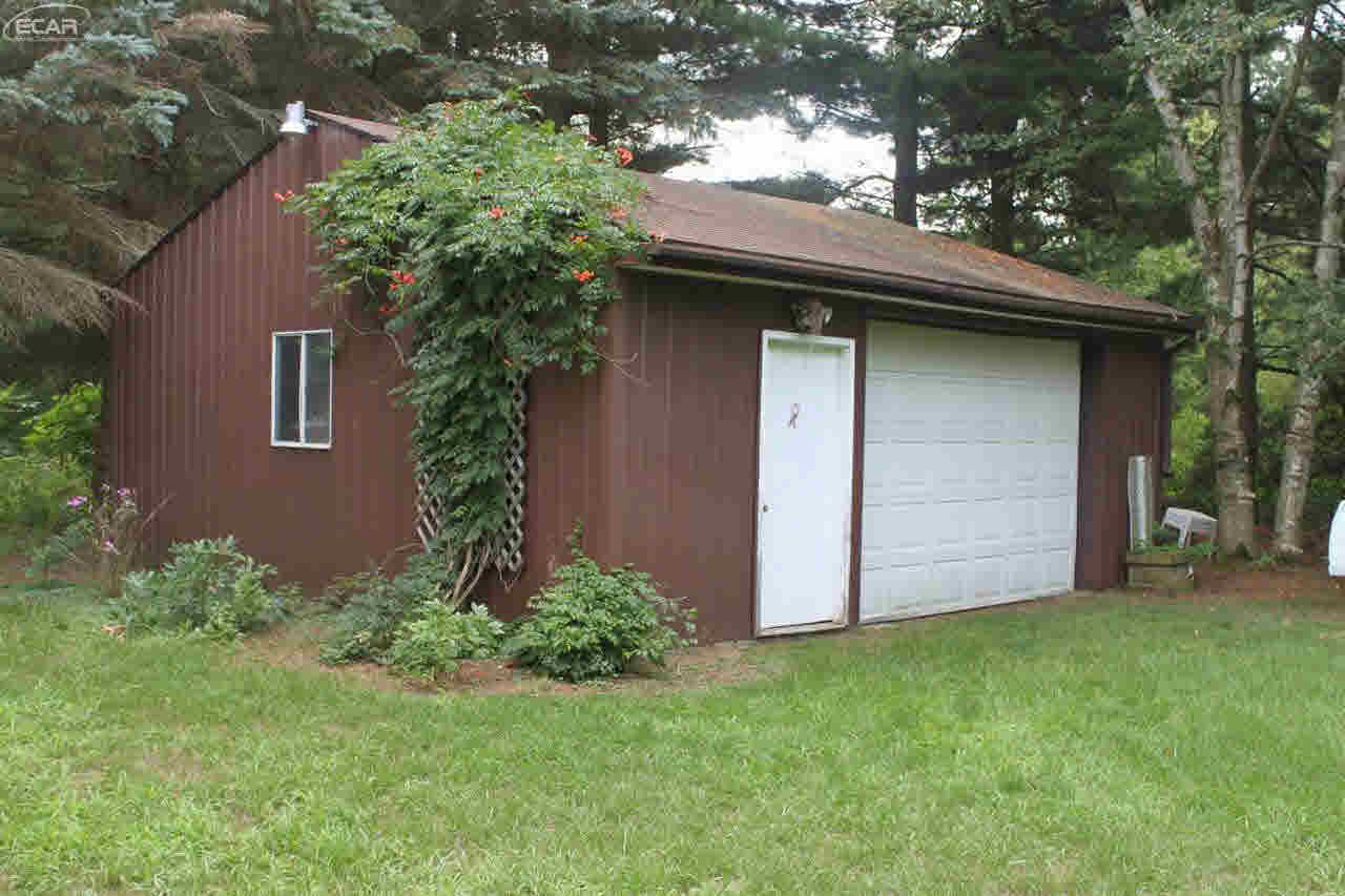 8439 Coldwater Road Flushing, MI 48433 - Photo 40 of 43 21202755-39.JPG