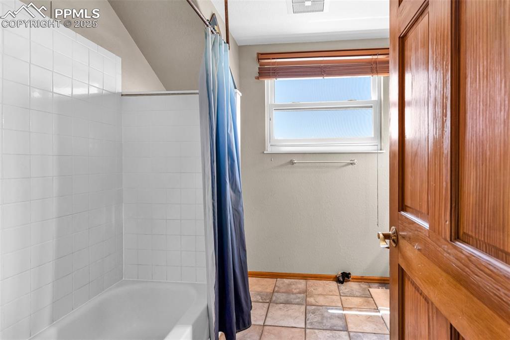 770 Cedar Hills Road Penrose, CO 81240 - Photo 31 of 49 a bathroom with a bathtub