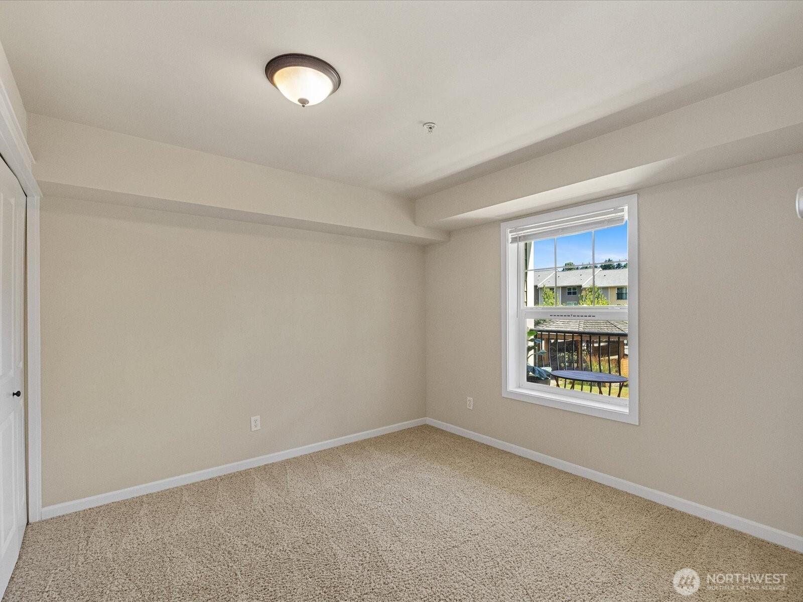 690 32nd Street, Unit B205 Bellingham, WA 98225 - Photo 33 of 40 an empty room with windows