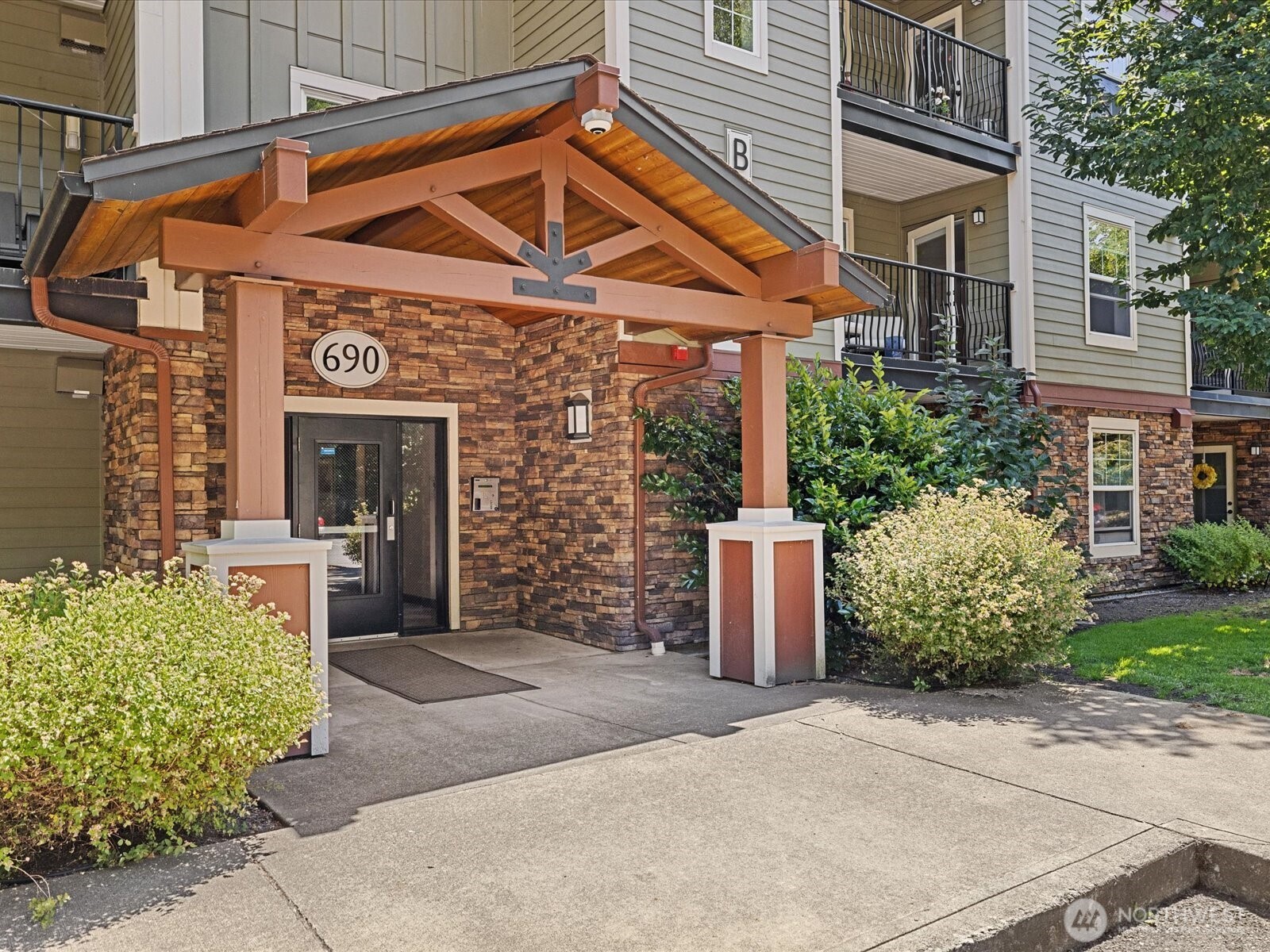 690 32nd Street, Unit B205 Bellingham, WA 98225 - Photo 4 of 40 front view of a house