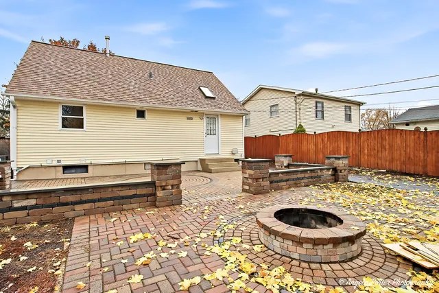 $2,300 | 1219 Brentwood Drive, Round Lake Beach, IL 60073