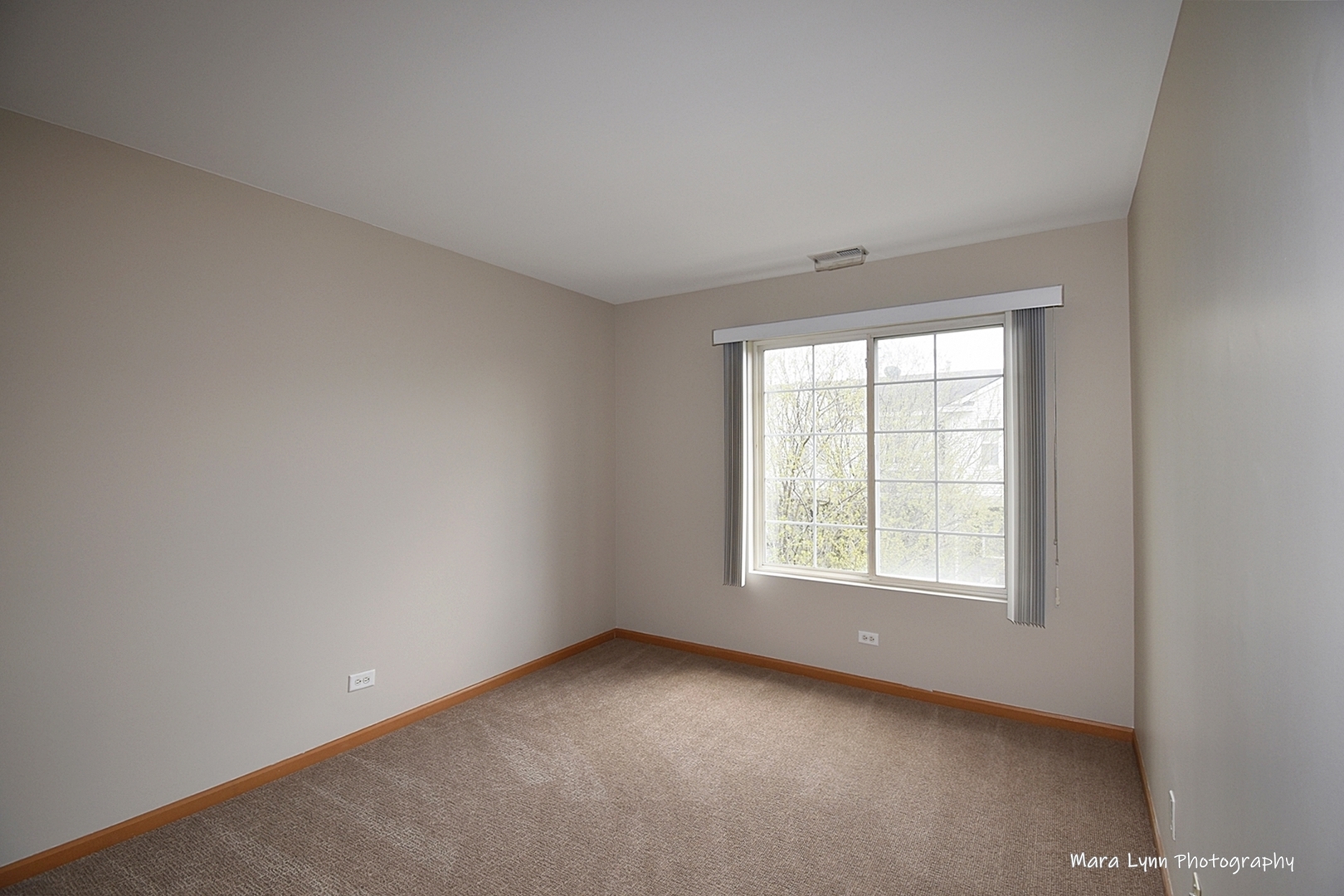 760 County Line Road Aurora, IL 60502 - Photo 20 of 25 an empty room with a window