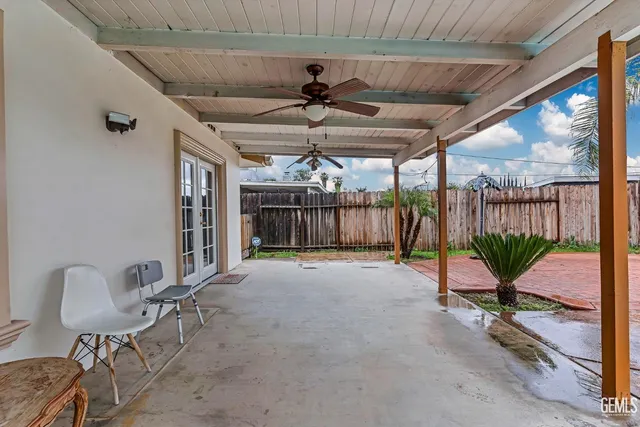 a view of a livingroom with furniture and a ceiling fan