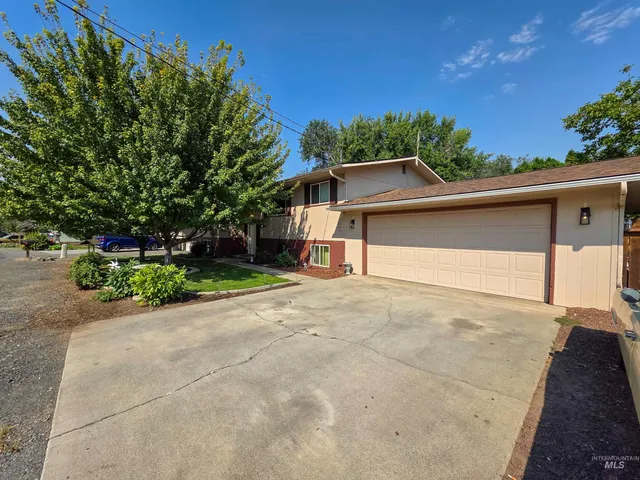 $399,999 | 2390 Rolling Hills Drive, Clarkston, WA 99403