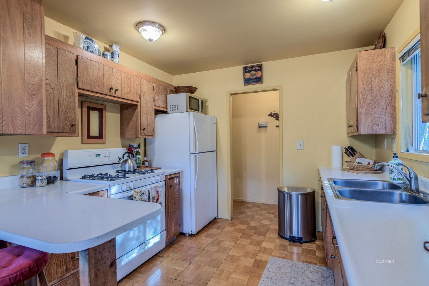 25336 Marion Ridge Drive Idyllwild, CA 92549 - Photo 7 of 18 a kitchen with sink a refrigerator and cabinets