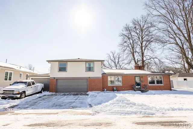 $304,500 | 12 East State Street, Mascoutah, IL 62258