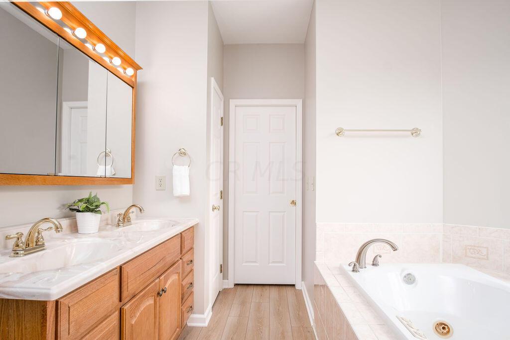 7880 Lancaster-Circleville Road Southwest Lancaster, OH 43130 - Photo 18 of 49 Full Bathroom (Primary)