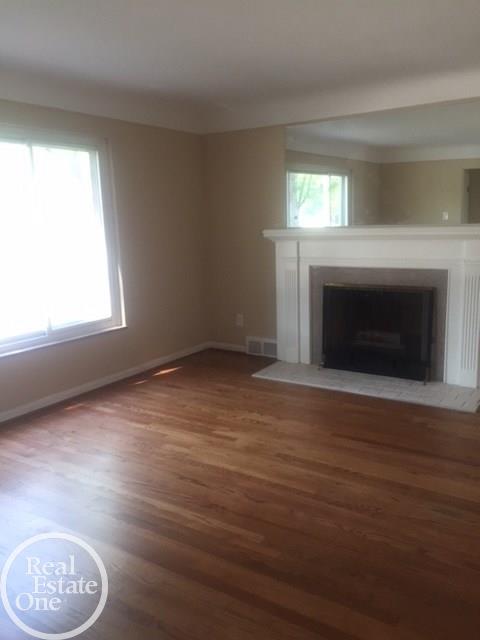 1830 Newcastle Road Grosse Pointe Woods, MI 48236 - Photo 4 of 27