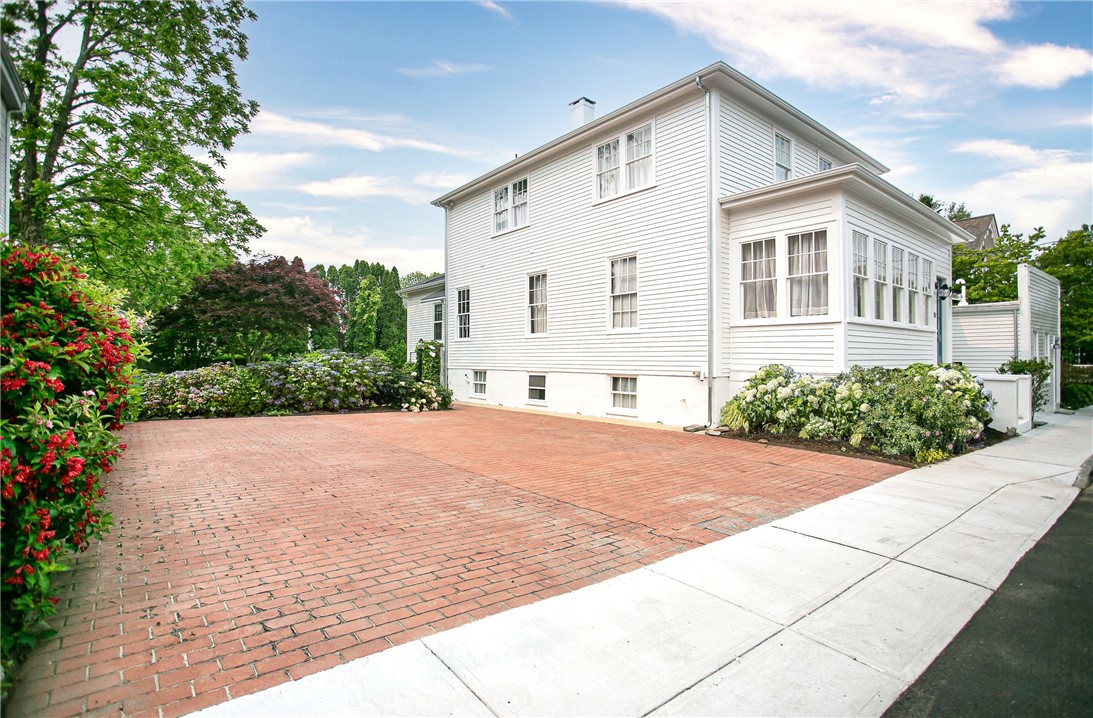 12 Poplar Street Newport, RI 02840 - Photo 2 of 28