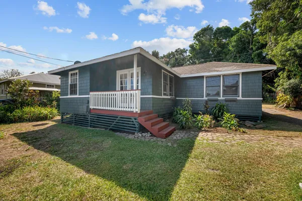 a view of a house with a yard