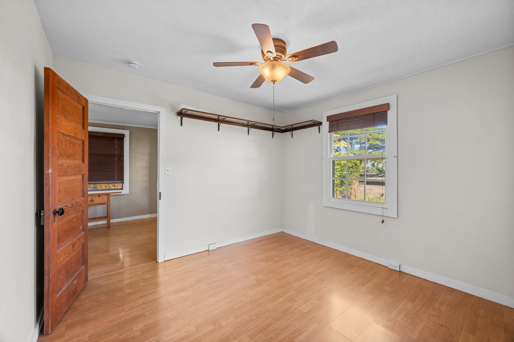815 Kuulei Street Haiku, HI 96708 - Photo 15 of 26 a view of a livingroom with a ceiling fan