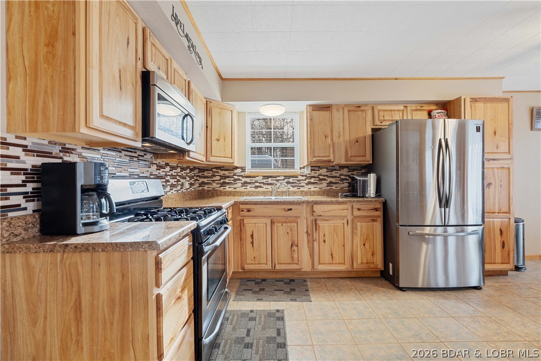 31048 Broken Circle Road Stover, MO 65078 - Photo 15 of 59 Easy to clean & maintain kitchen space.