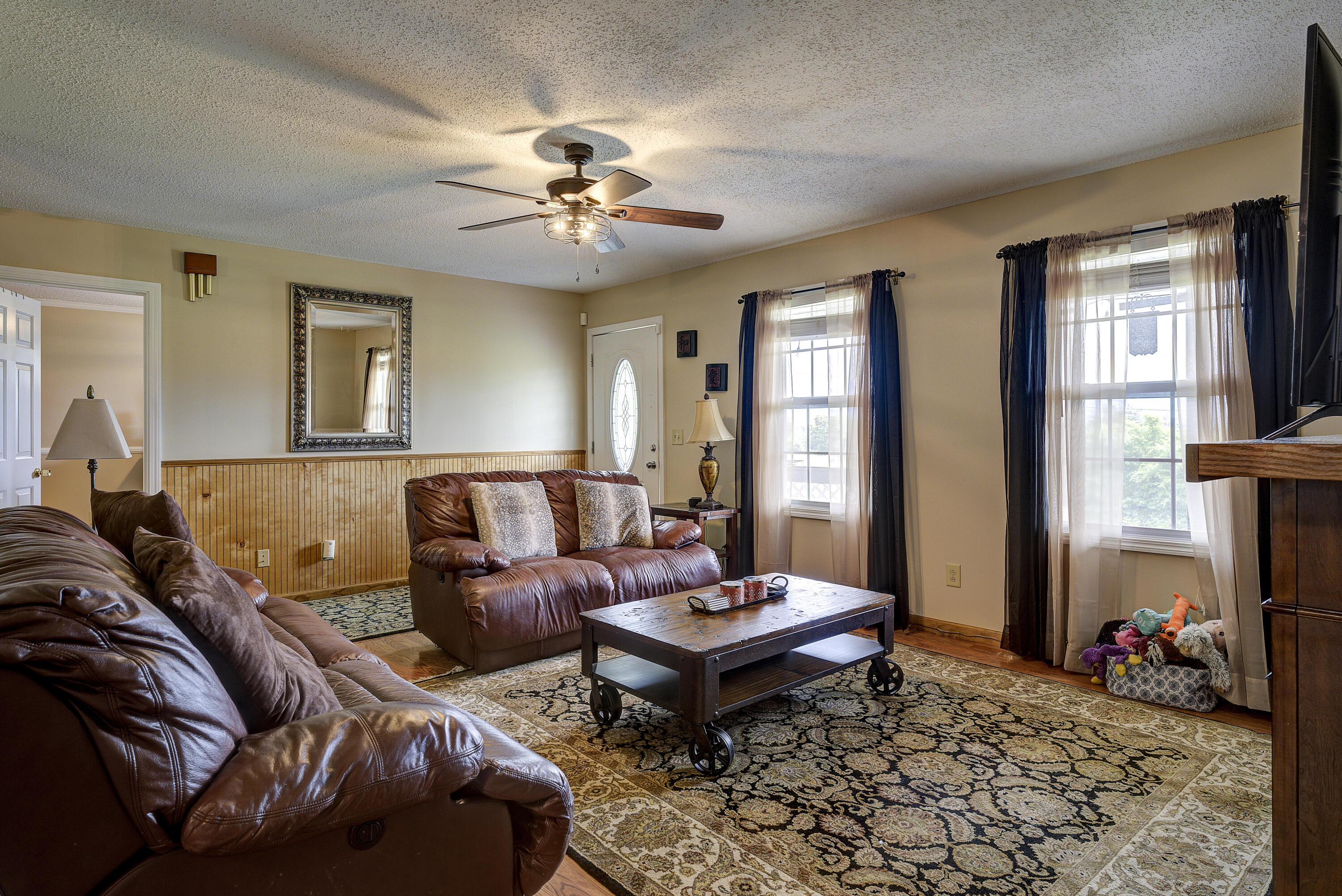 930 Shakerag Road Greeneville, TN 37743 - Photo 9 of 53 Living Room