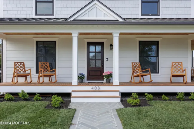 front view of house with a yard