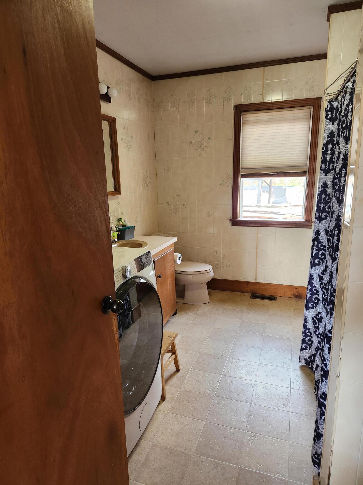 1279 South Clary Road Jefferson, ME 04348 - Photo 11 of 15 OxleyBath (2)