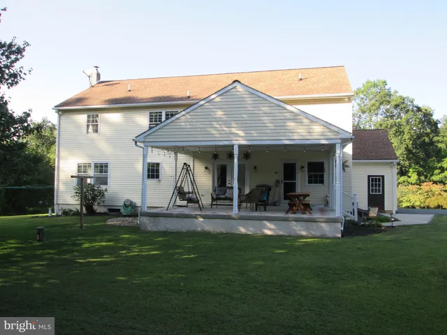 a sign that is sitting on a brick wall