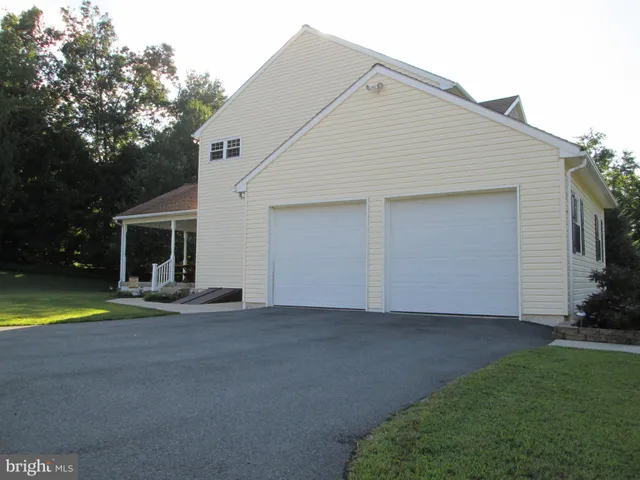 a view of a backyard with small cabin