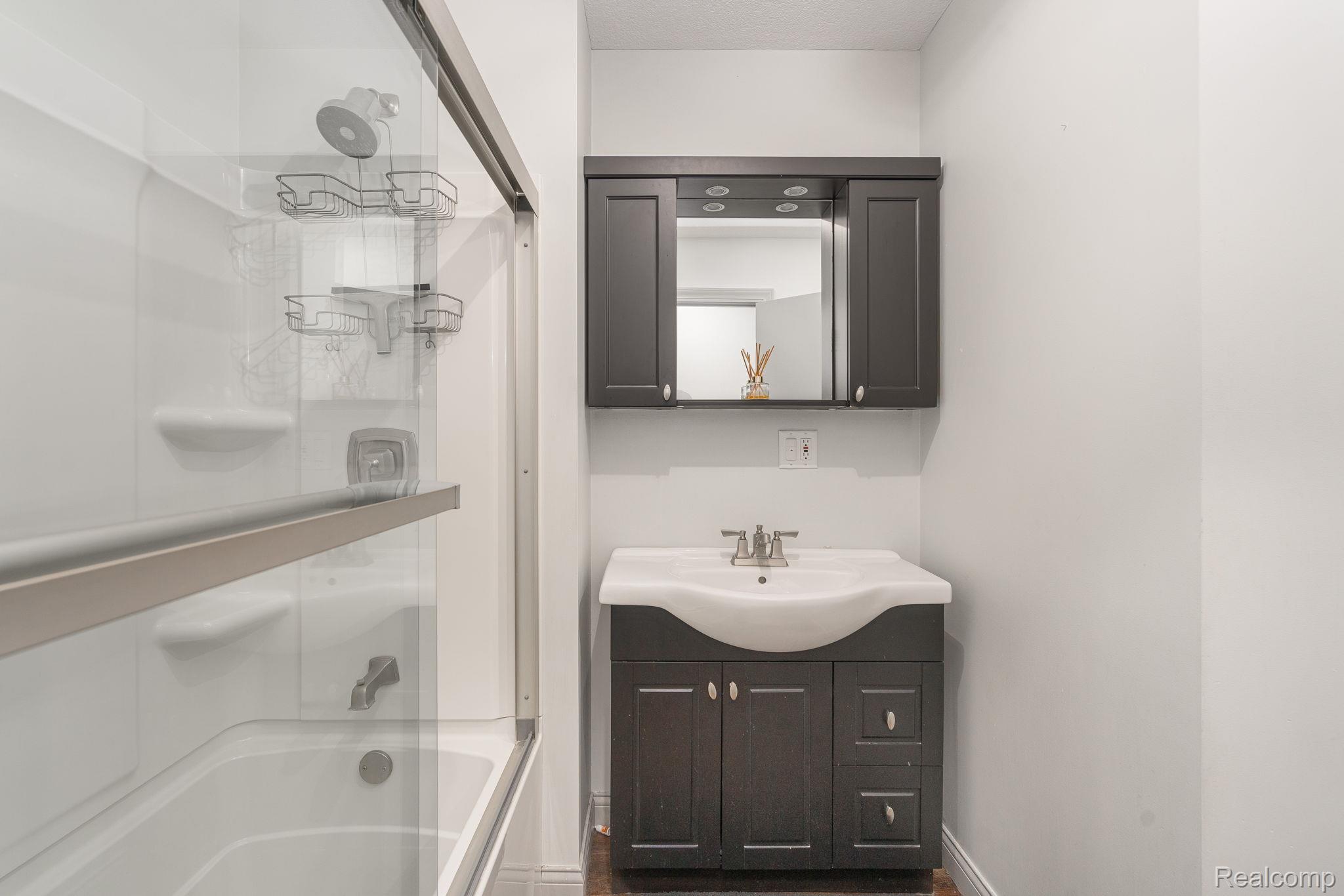 6803 Napoleon Road Jackson, MI 49201 - Photo 29 of 59 Full bath featuring vanity and enclosed tub / shower