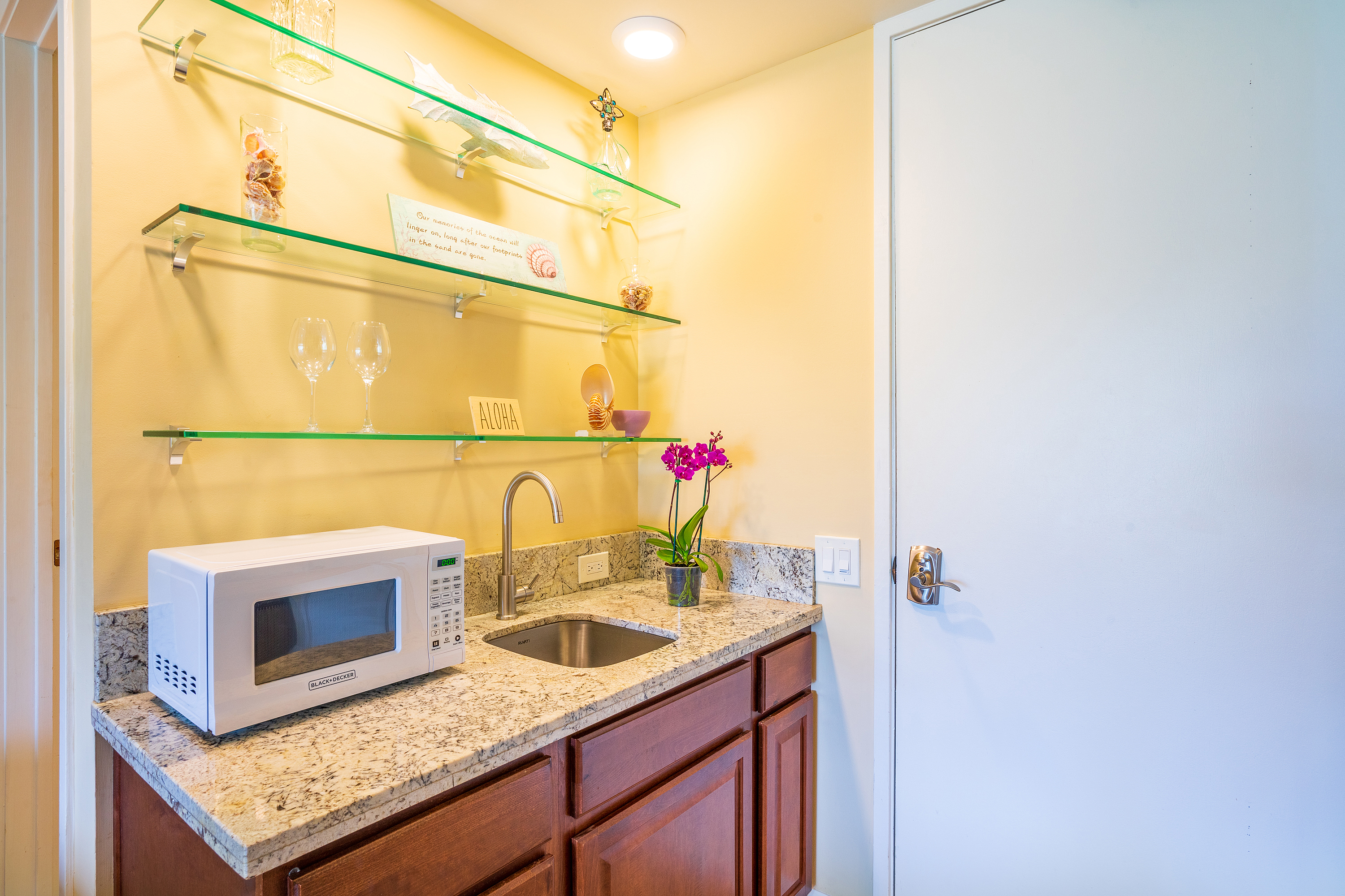 3811 Edward Road, Unit 2309 Princeville, HI 96722 - Photo 20 of 27 a bathroom with a sink and a mirror