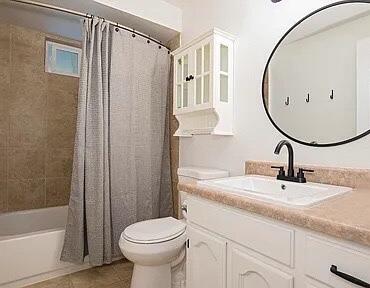 425 Rodale Drive Eagle Point, OR 97524 - Photo 4 of 26 Guest bathroom