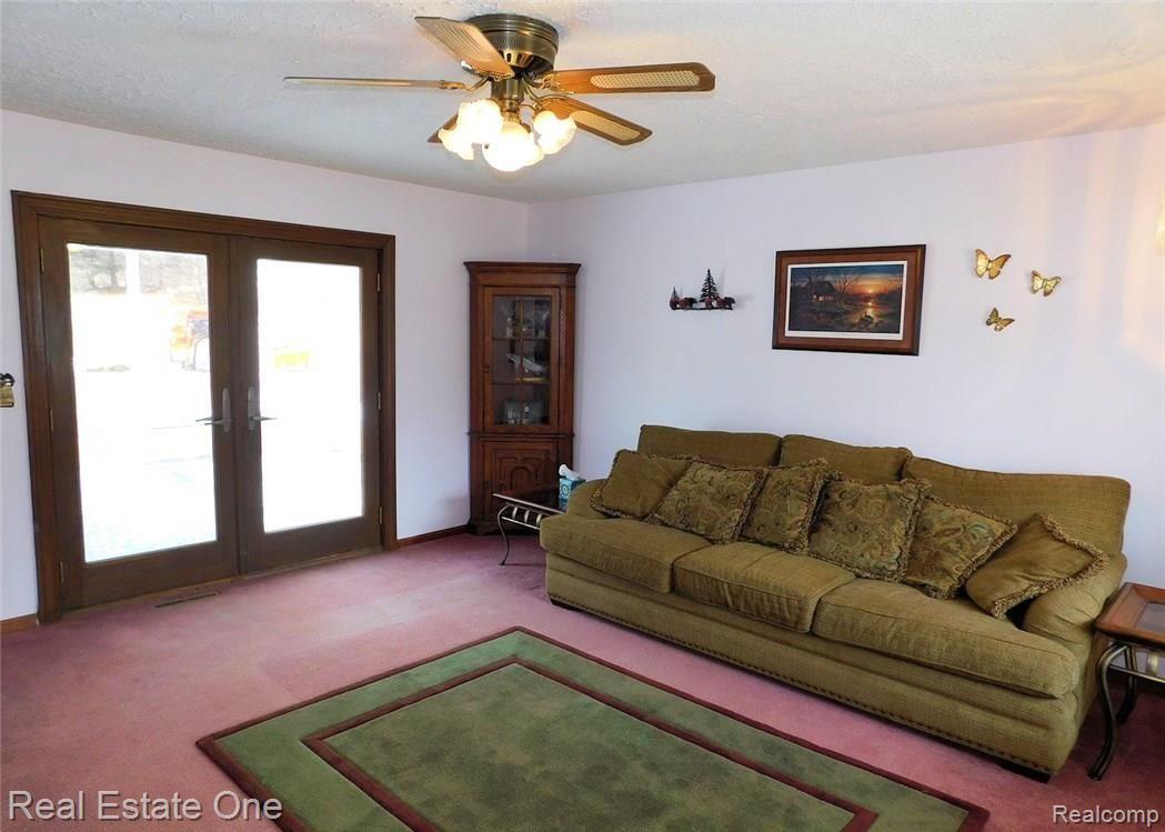1116 County Farm Road Howell, MI 48843 - Photo 5 of 26 Family Room