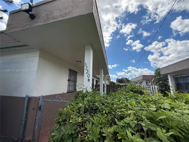 a view of a back yard