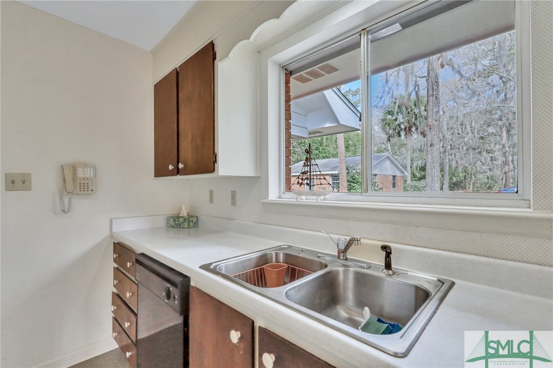 243 Suncrest Boulevard Savannah, GA 31410 - Photo 15 of 43