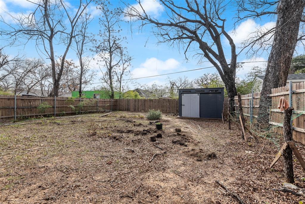 3815 Spence Street Dallas, TX 75215 - Photo 14 of 15 a backyard of a house with lots of green space
