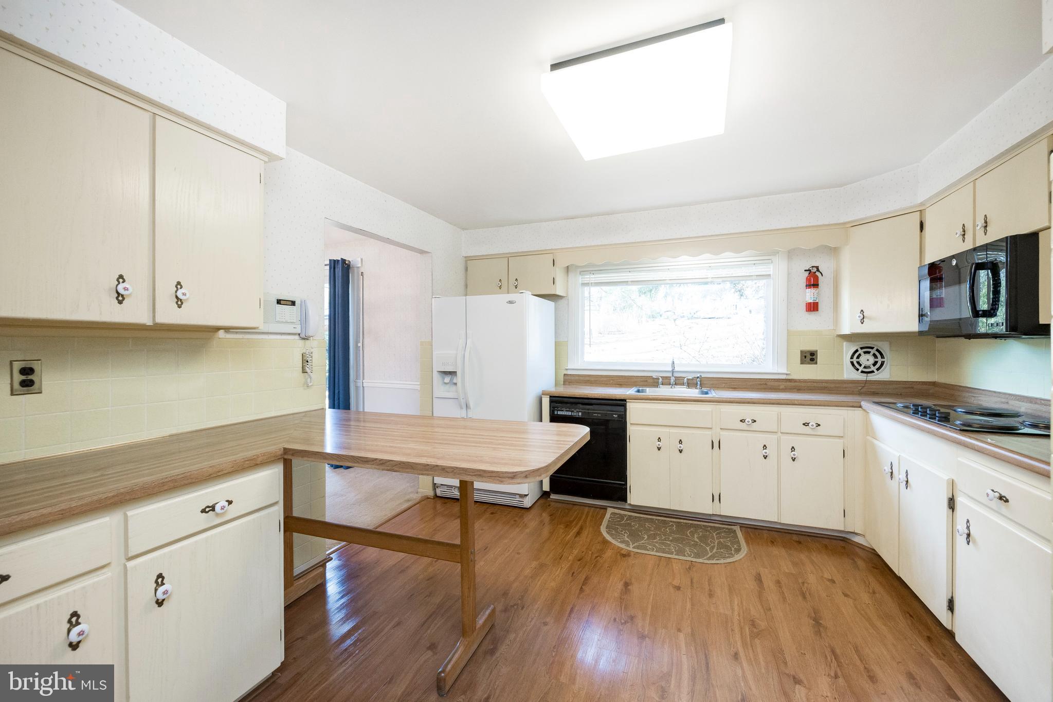 198 Devonshire Road Devon, PA 19333 - Photo 11 of 25 Eat in Kitchen