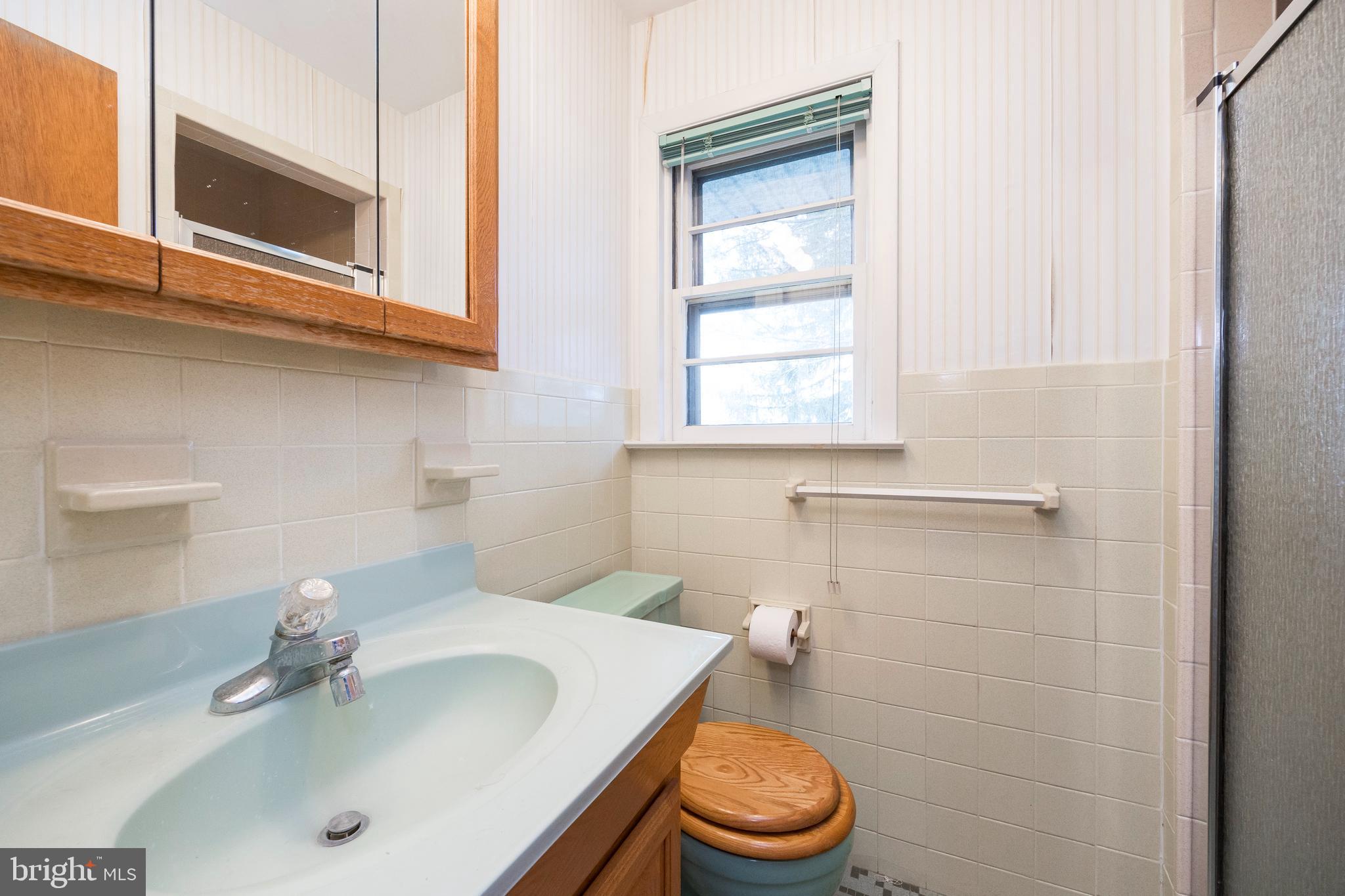 198 Devonshire Road Devon, PA 19333 - Photo 13 of 25 Main Bathroom
