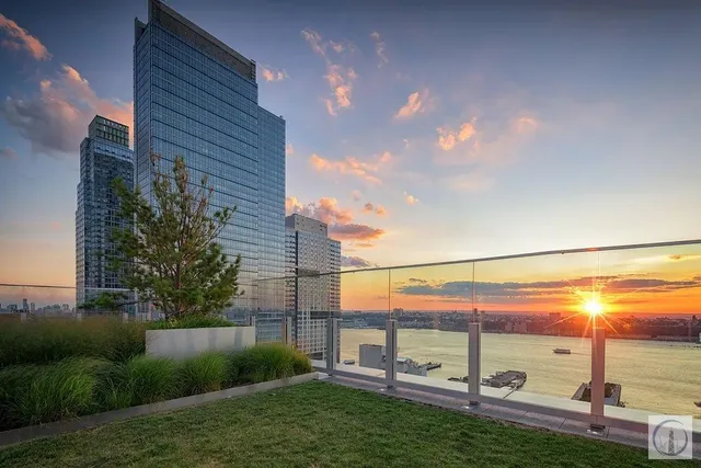 a view of back yard of the house
