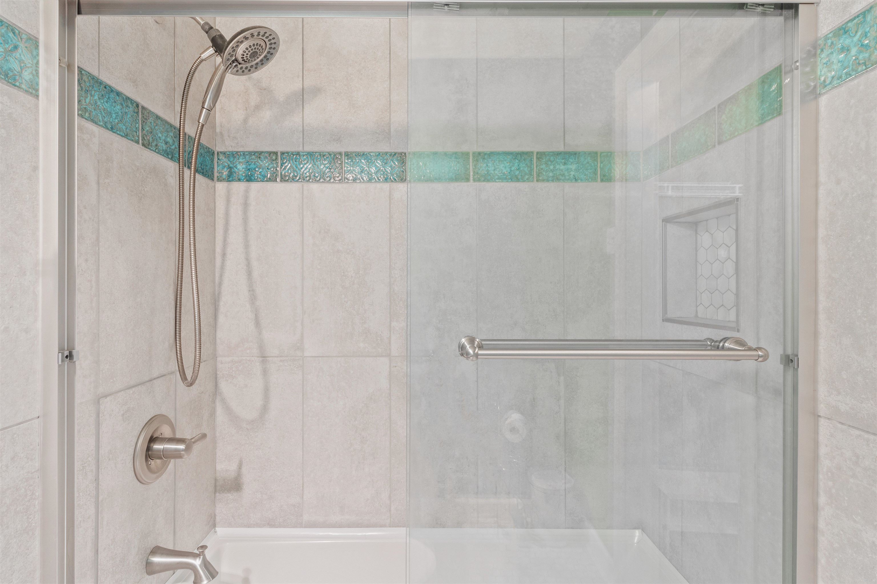 700 St Augustine Square, Unit D Memphis, TN 38104 - Photo 28 of 31 a bathroom with a shower and a bathtub