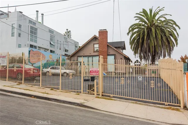 a view of a entrance gate of the house