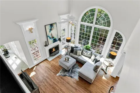 a view of a back yard
