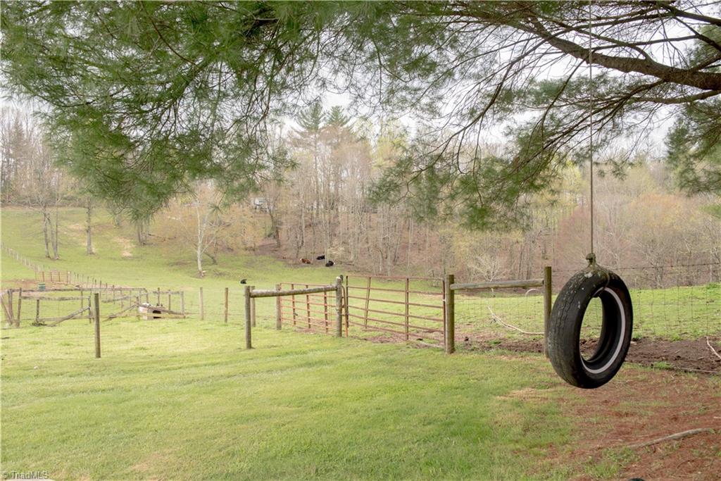 358 Stewart Road Ennice, NC 28623 - Photo 6 of 37