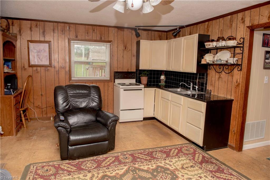 358 Stewart Road Ennice, NC 28623 - Photo 9 of 37