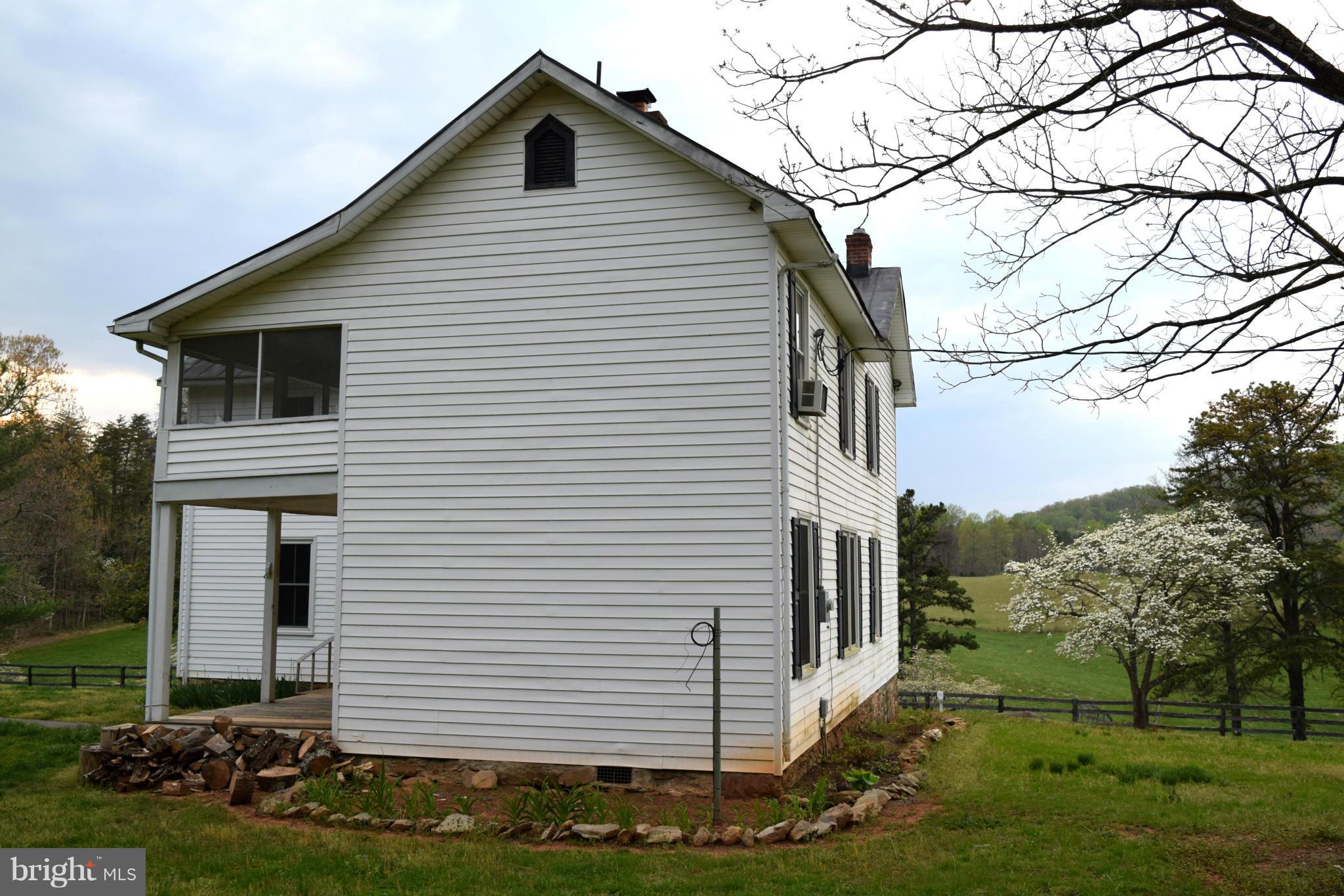 110 Persistence Lane Castleton, VA 22716 - Photo 4 of 24 a front view of a house with garden