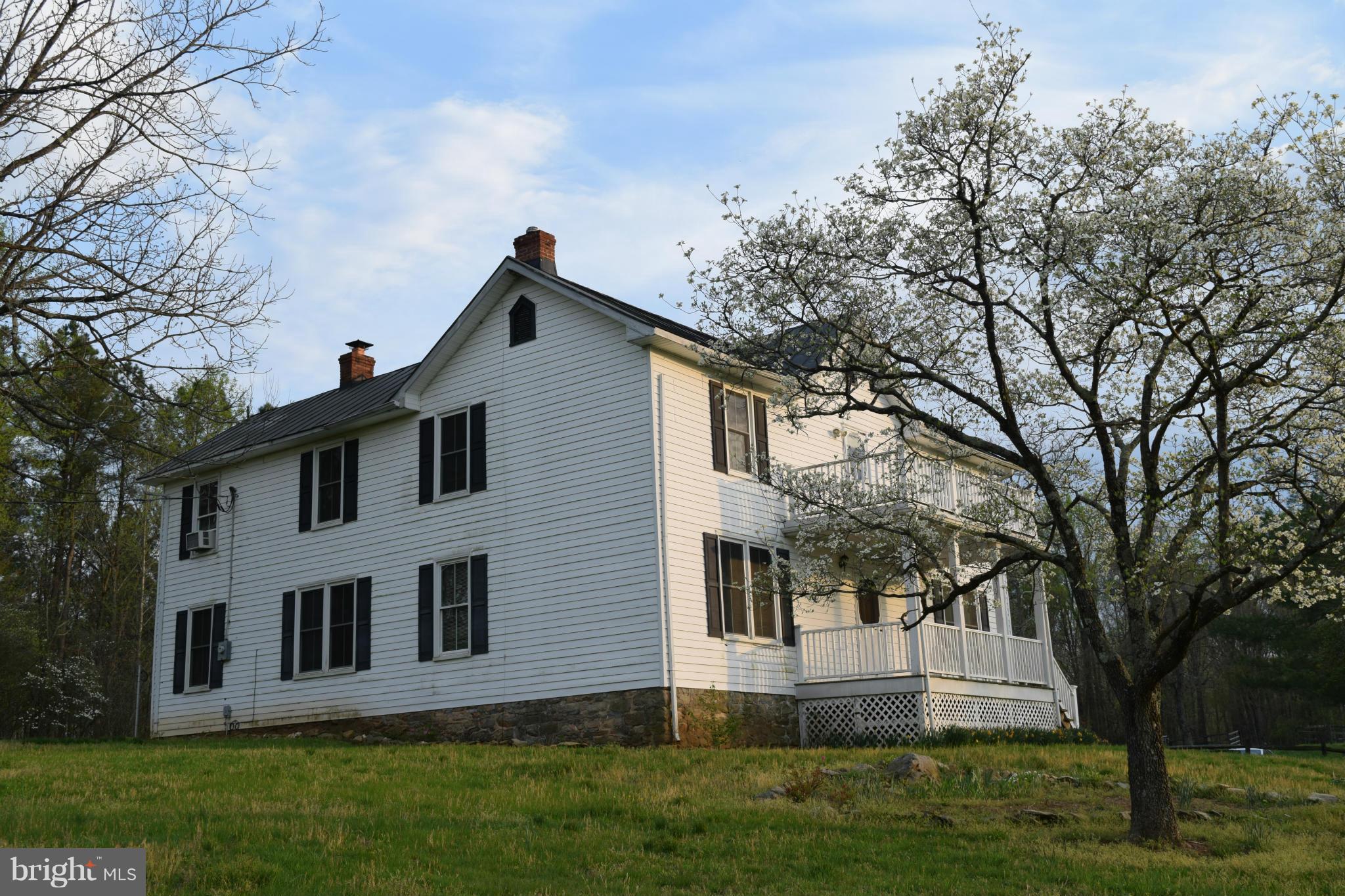 110 Persistence Lane Castleton, VA 22716 - Photo 7 of 24 a front view of house with a garden