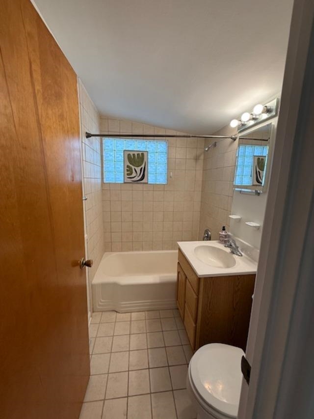 939 South Grace Street Lombard, IL 60148 - Photo 10 of 26 a bathroom with a sink a toilet and bathtub